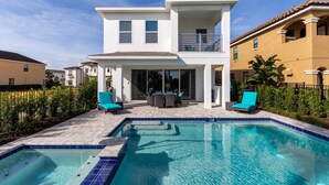 A two-story house with a swimming pool, outdoor furniture, and a patio area. - ⛱ Reunion-Golf Course Home- 5 Star Resort ☀ (Kissimmee)