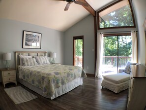 5 bedrooms, iron/ironing board, WiFi, bed sheets - Lakefront home w/secluded cove, deep water dock, plenty of space (Bumpass)