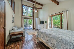 5 bedrooms, iron/ironing board, WiFi, bed sheets - Lakefront home w/secluded cove, deep water dock, plenty of space (Bumpass)