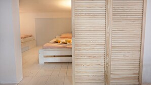 Una camera da letto con un letto, un comodino e un armadio in legno.
