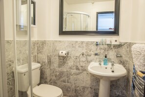 Appartement Deluxe | Salle de bain | Douche, articles de toilette gratuits, sèche-cheveux