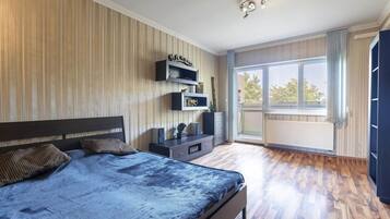 2 bedrooms, desk, iron/ironing board, WiFi