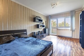 2 bedrooms, desk, iron/ironing board, WiFi