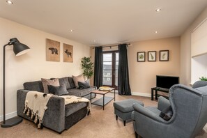 Basic Apartment, 2 Bedrooms, Non Smoking | Living room | Flat-screen TV - Elliot Suite No7 - Donnini Apartments (Ayr)