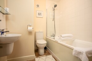 Departamento básico, 2 habitaciones, para no fumadores | Baño | Tina con regadera, amenidades de baño gratuitas, secadora de cabello 