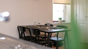 Leilighet – basic, 2 soverom, ikke-røyk | Spiseområde på rommet