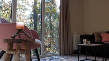 Een televisie, een tafeltennistafel en boeken