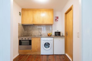 Fridge, oven, stovetop, coffee/tea maker