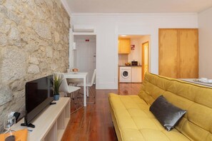 TV, Netflix, streaming services - Lovely Rustic Studio | City Center by HostWise (Porto)