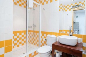 Regadera, secadora de cabello, toallas 