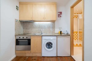 Refrigerador, horno, parrilla de estufa y cafetera y tetera 