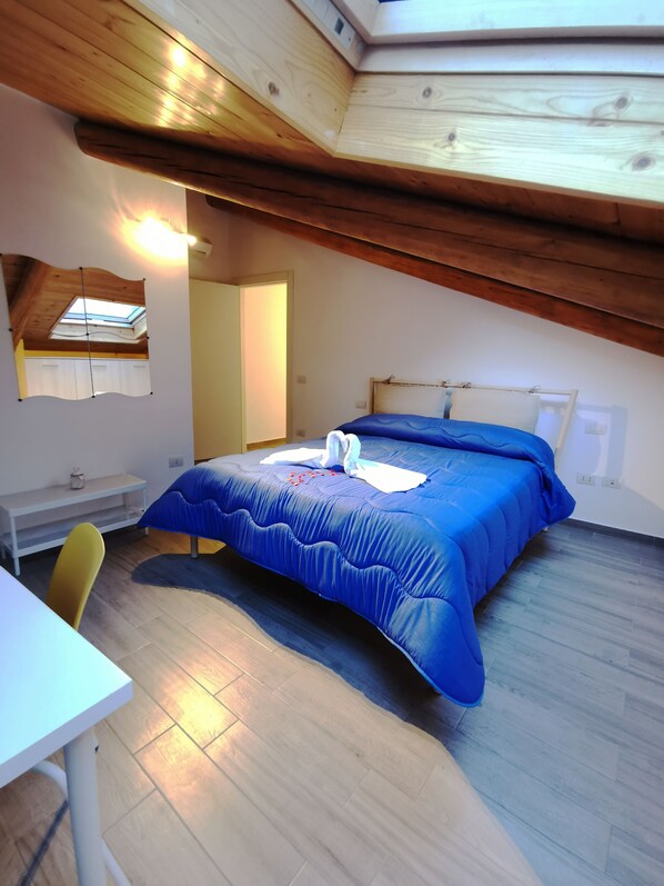 Down duvets, desk, soundproofing, free WiFi