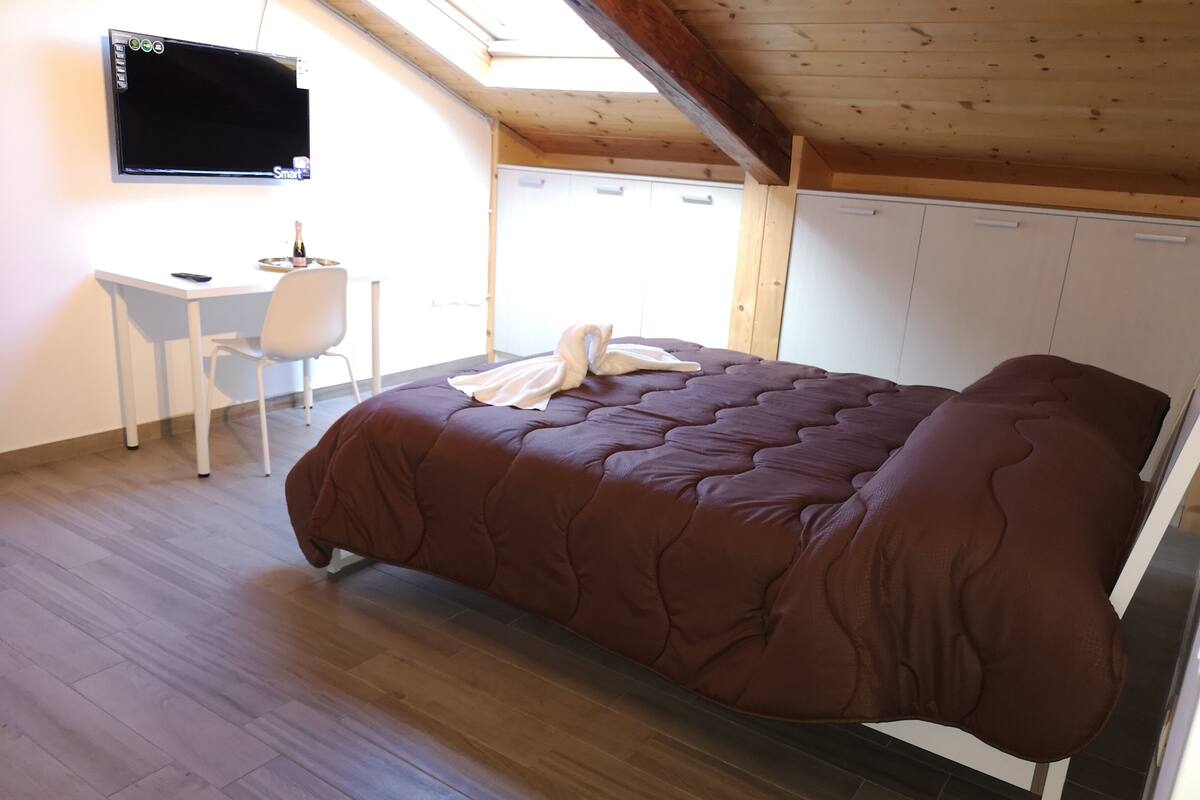 Down duvets, desk, soundproofing, free WiFi