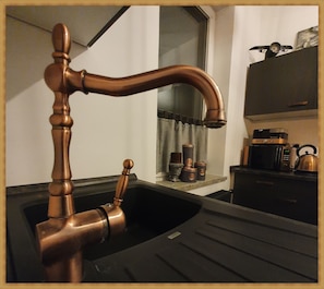 Traveller´s Lounge | Cocina privada | Refrigerador, microondas, parrilla de estufa y cafetera y tetera 