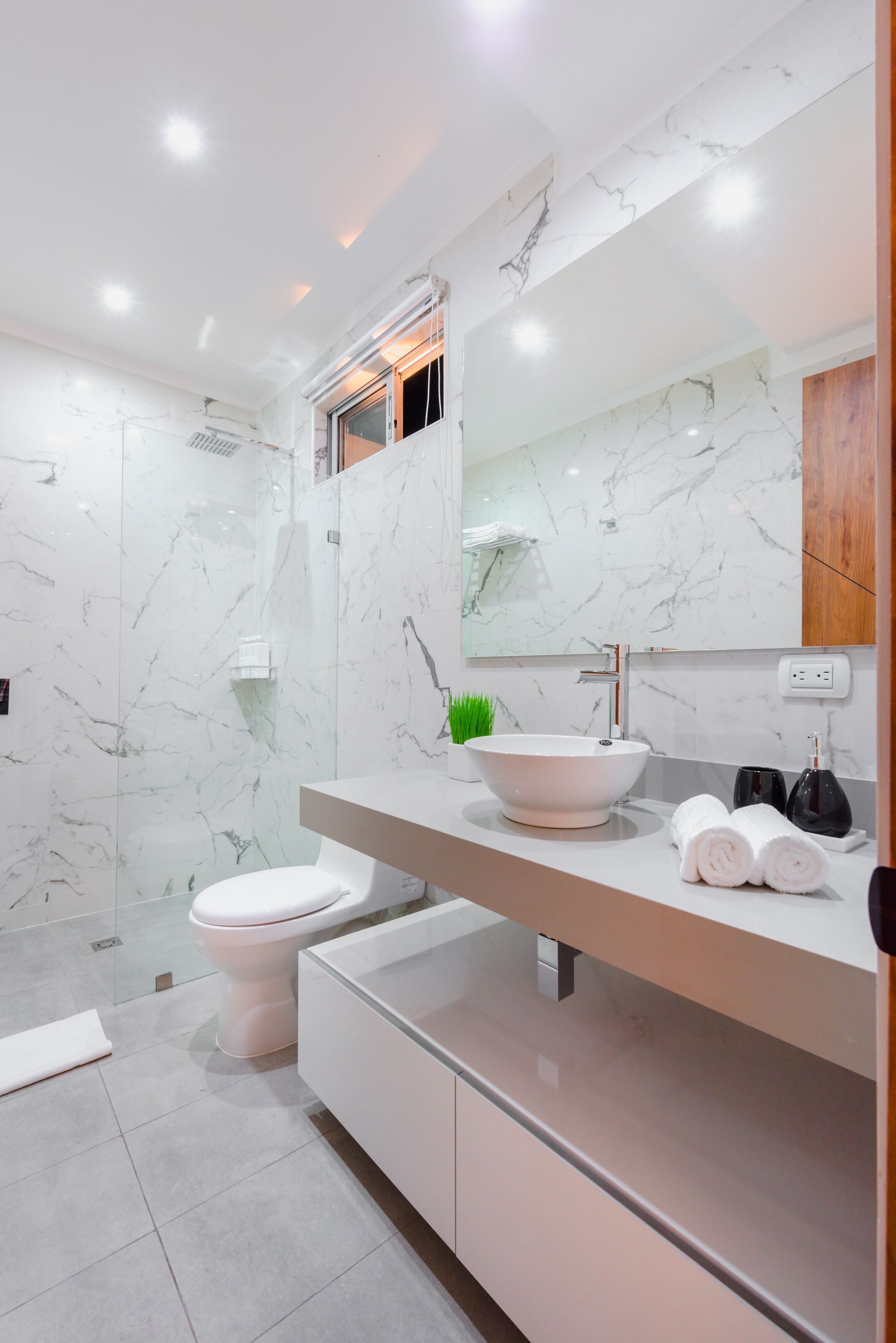 Suite Studio Design, 1 chambre, terrasse | Salle de bain | Douche, douche à « effet pluie », sèche-cheveux