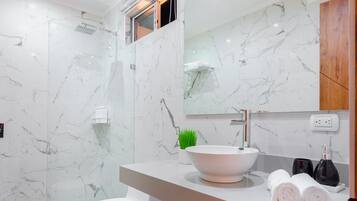 Studio Suite Desain, 1 kamar tidur, teras | Kamar mandi | Shower, pancuran hujan, pengering rambut, dan lantai berpemanas