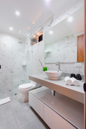 Suite Studio Design, 1 chambre, terrasse | Salle de bain