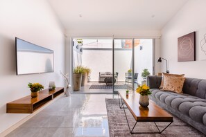 Smart TV, Netflix, heated floors, streaming services