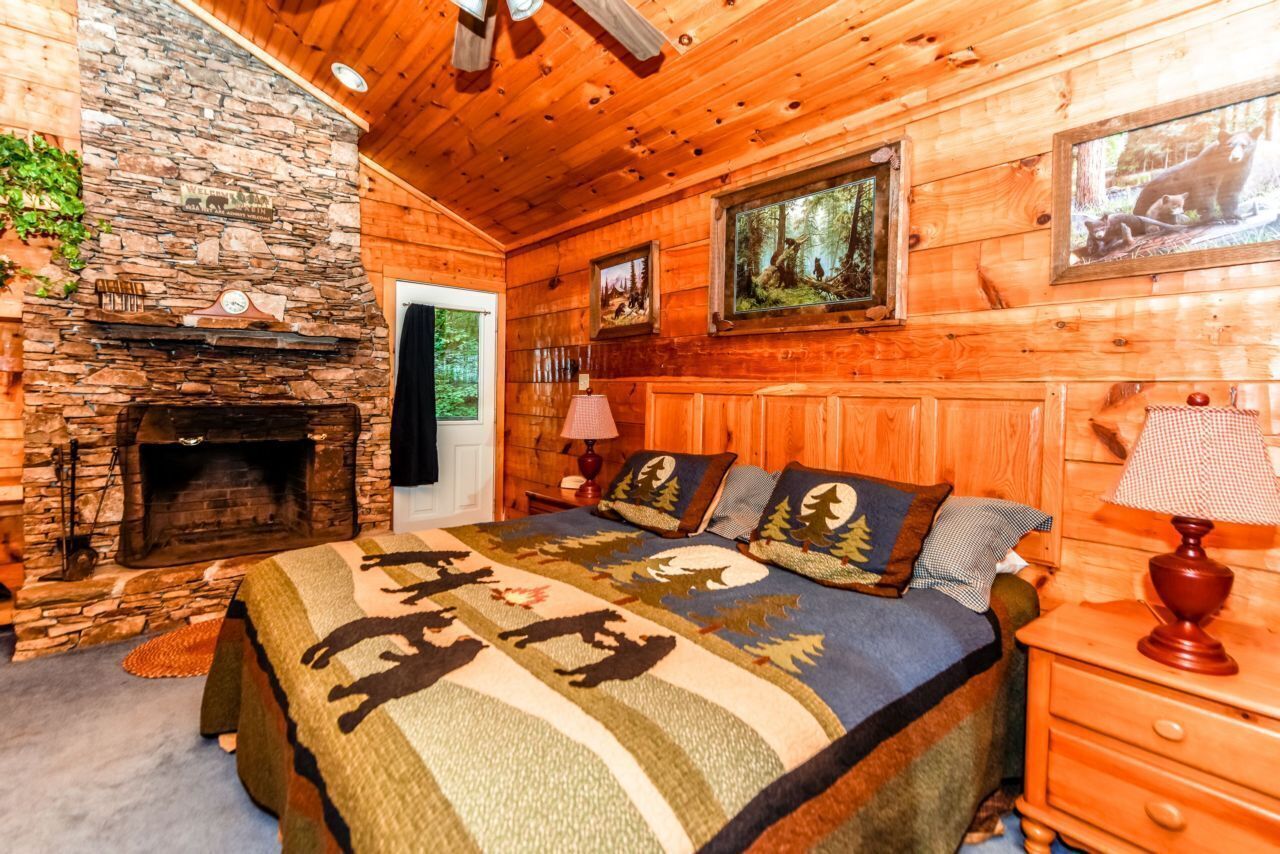Secluded Cozy Cabin tucked in the woods WiFi, FREE POOL ACCESS, and Fireplace