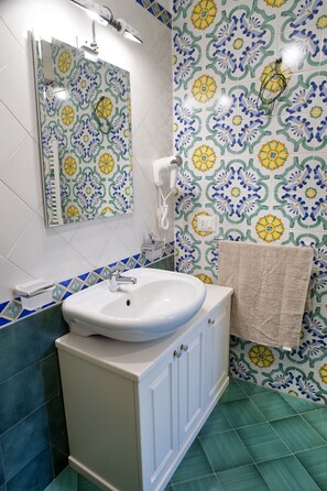 双人房, 阳台 (La Santa Maria) | 浴室 | 淋浴设施、吹风机、坐浴桶、毛巾