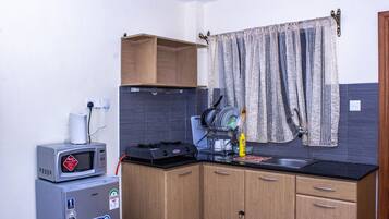 Kjøleskap, mikrobølgeovn, vannkoker og kjøkkenutstyr