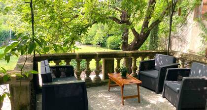 Maison de charme avec jardin et accÚs privé au fleuve Hérault