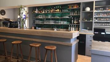 Bar (trong khuôn viên)