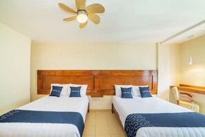 Desk, soundproofing, free WiFi, bed sheets - Capital O Hotel Casa Blanca (Celaya)