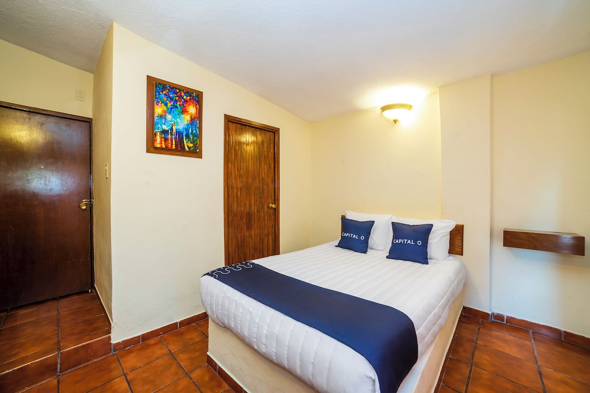 Desk, soundproofing, free WiFi, bed sheets