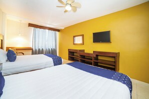 Desk, soundproofing, free WiFi, bed sheets - Capital O Hotel Casa Blanca (Celaya)