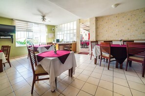 Breakfast and lunch served - Capital O Hotel Casa Blanca (Celaya)