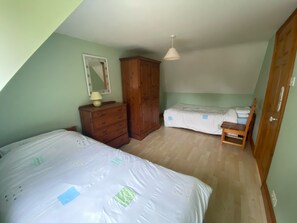 2 bedrooms, iron/ironing board, bed sheets