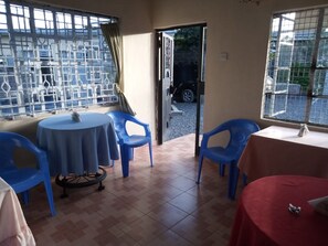 朝食、ランチ、ディナーに営業 (郷土料理と各国料理)