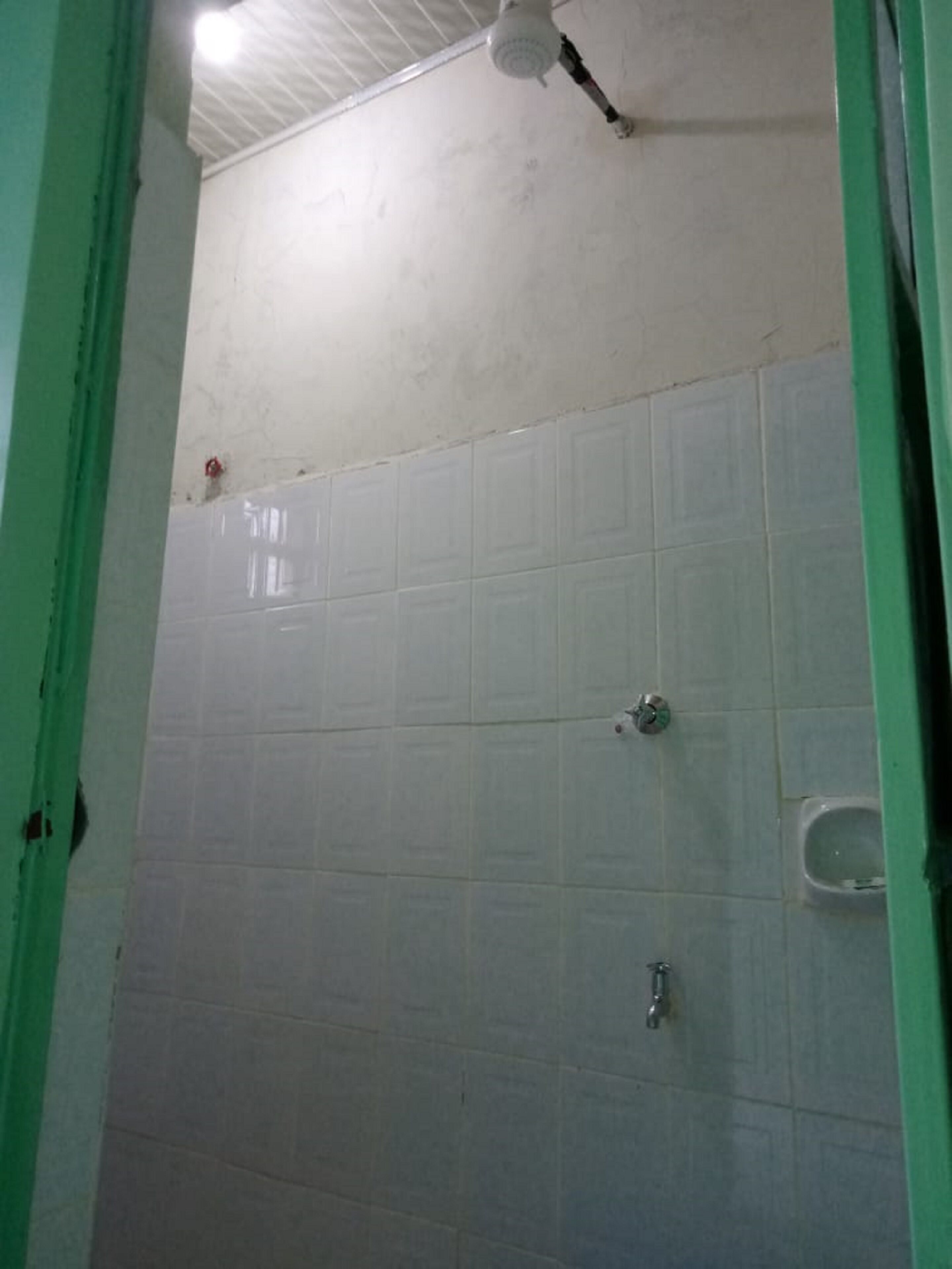 Single Room | Bathroom | Shower, slippers, towels, soap