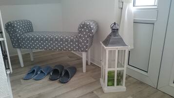 Apartment, Erdgeschoss | Wohnbereich | LED-Fernseher