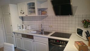 Huoneisto, pohjakerroksessa | Yksityinen keittiö | Mikroaaltouuni, uuni, liesi, astianpesukone