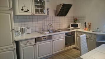 Apartment, Erdgeschoss | Eigene Küche | Mikrowelle, Ofen, Herdplatte, Geschirrspüler