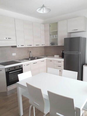 Apartment, 2 Schlafzimmer, Küche, Gartenblick | Eigene Küche | Ofen, Herdplatte, Wasserkocher mit Kaffee-/Teezubehör