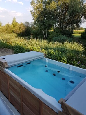 Bain à remous extérieur