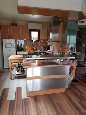 Refrigerador, microondas, horno y parrilla de estufa 