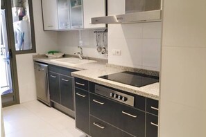 Microwave, oven, dishwasher, cookware/dishes/utensils