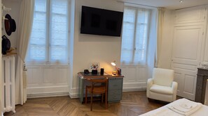 Double Room | Desk, blackout drapes, iron/ironing board, free WiFi - Chambre de charme au coeur de Valence (Valence)