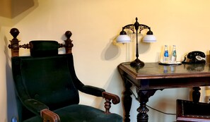 Deluxe Room | Living area