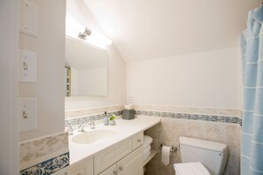 Kombinert dusj/badekar, hårføner, håndklær og såpe