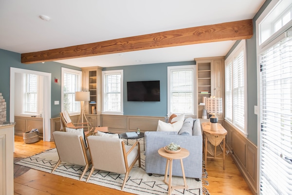 Televisor intel·ligent, llar de foc i llibres