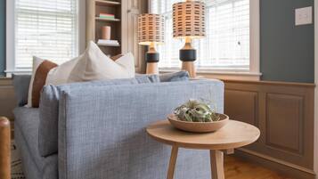 Smart-tv, een open haard en boeken