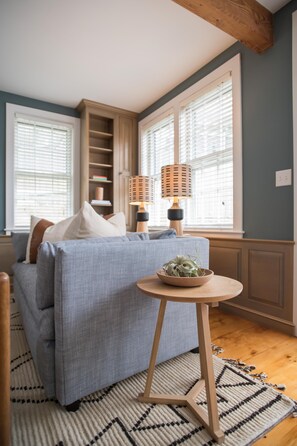 Una Smart TV, una chimenea, libros