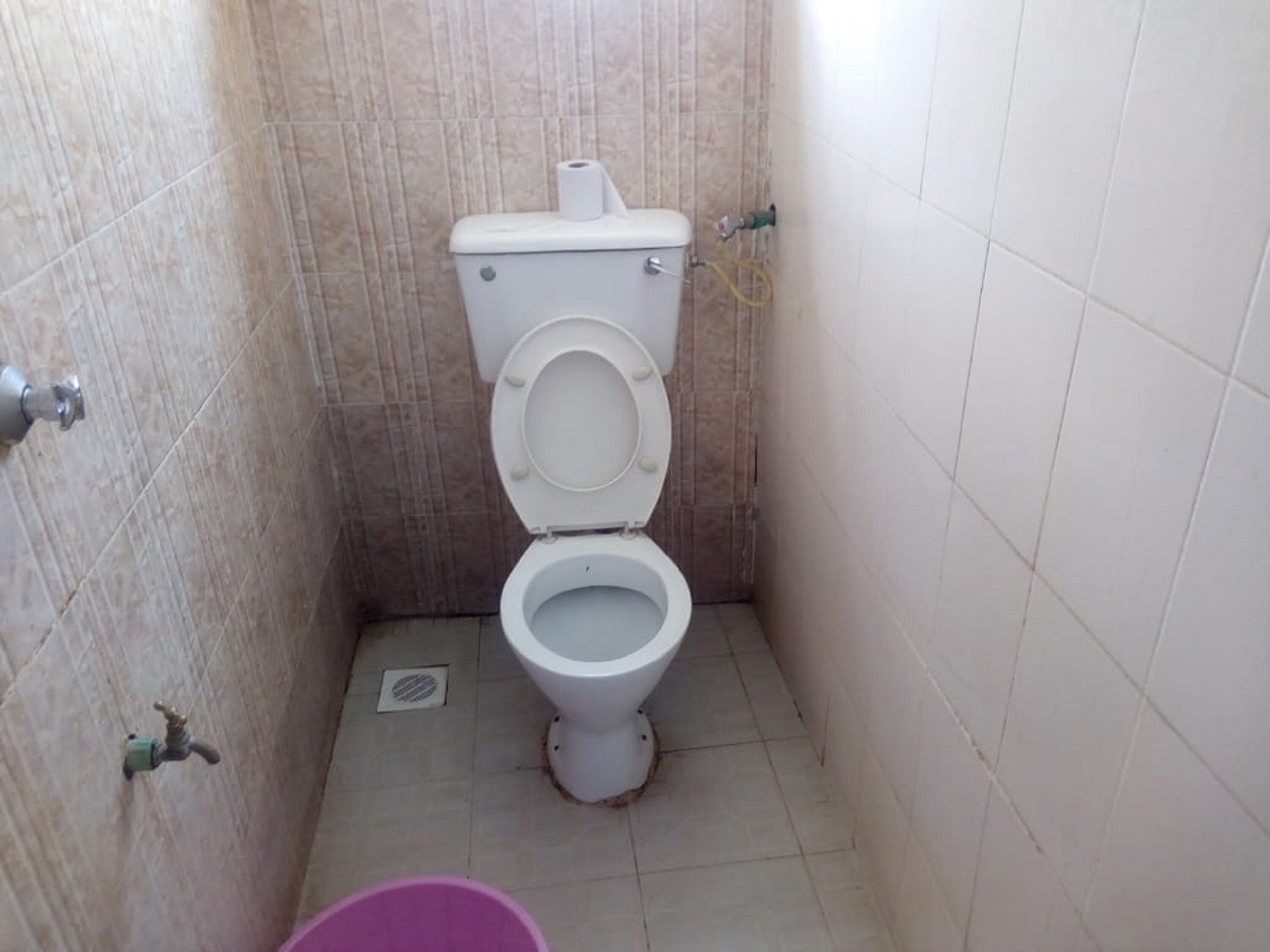 Un bagno piccolo con il water, un lavandino e una doccia.