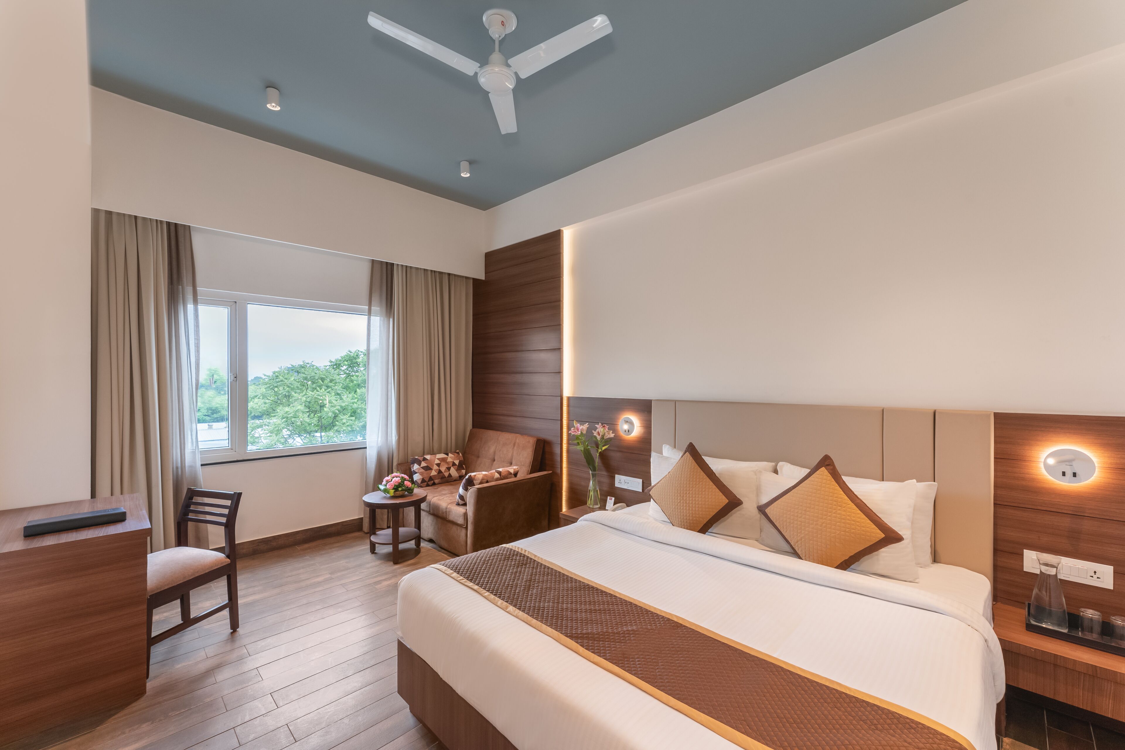 Club Room | Minibar, in-room safe, desk, laptop workspace