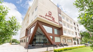 Un edificio moderno con un letrero llamativo de 'Lords Inn' y una gran entrada de vidrio.